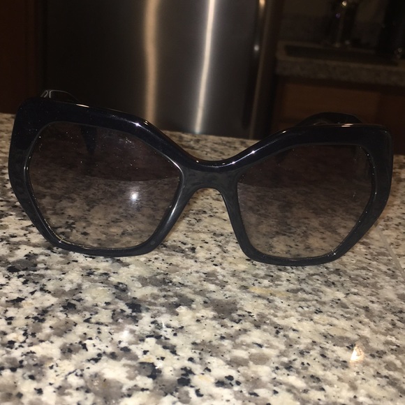 PRADA black sunglasses great condition - Picture 2 of 3